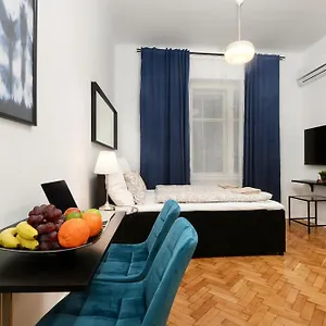 Boutique R611 Apartment